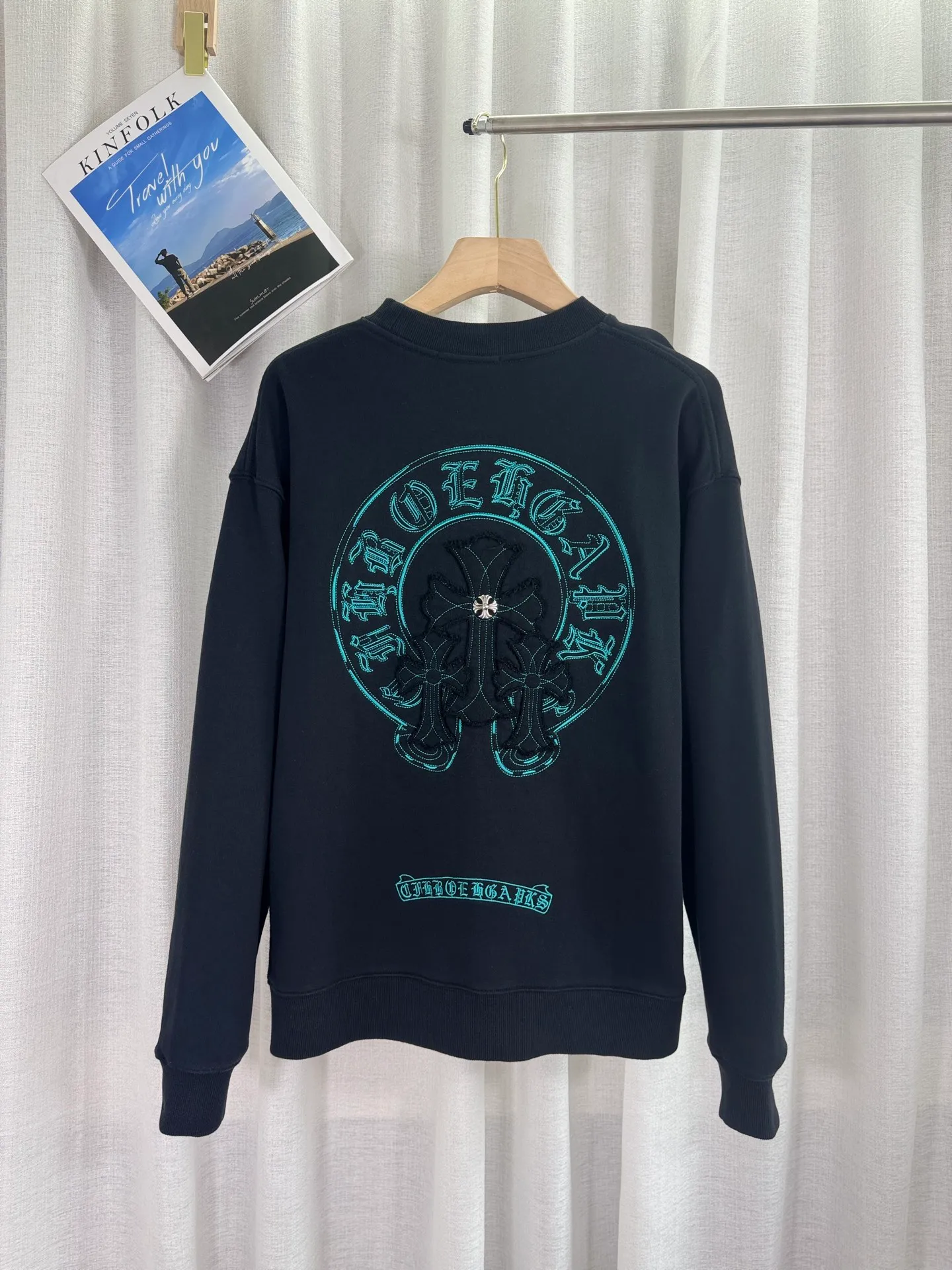 P270 top version, real shot without P, ​​different from market currency) 𝗖𝗵𝗿𝗼𝗺𝗲 𝗛𝗲𝗮𝗿𝘁𝘀/Cro Heart 2025 washed patch embroidery autumn and winter new original single counter American laser burnt 3D three-dimensional color embroidered couple casual sweatshirt 👑The highest version! Customized fabric 420g tripe terry fabric! American acid-washed and distressed original fabric laser burnt ✟appliqué embroidery and exquisite embroidery of letters! The best-selling model in the counter, very comfortable to wear. Accessories: original molded and authenticated collar label➕100% silk wash label. Genuine purchase-grade original hangtag➕matching hanging rope➕3D hanging beads➕original packaging bag. Craftsmanship: The original version has consistent wiring! The highest version of the armhole matching technique! Color: White Black Size: S M L XL Style Number: 25-307